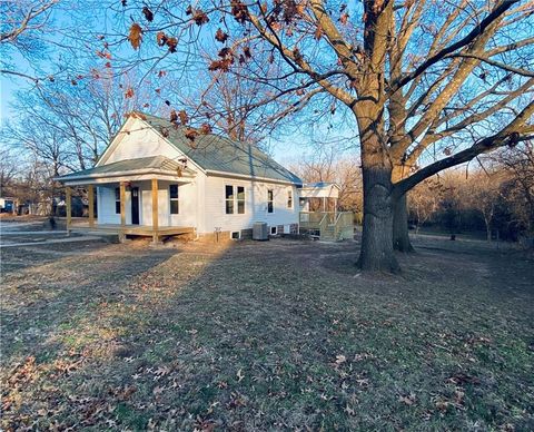 715 Pine Street, Sweet Springs, MO 65351 - #: 2592414