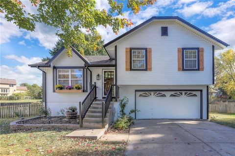 Photo of 313 SE Onyx Court, Lees Summit, MO 64063 (MLS # 2583470)