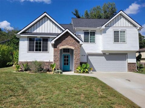 Photo of 5716 NW Creekview Drive, Parkville, MO 64152 (MLS # 2615649)