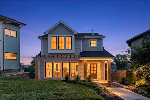 Photo of 2511 Forest Avenue, Kansas City, MO 64108 (MLS # 2632497)