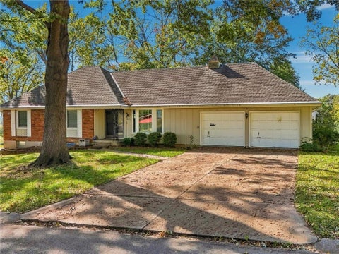 Photo of 4722 Hedges Avenue, Kansas City, MO 64133 (MLS # 2647885)