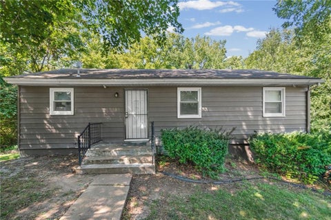 Photo of 7030 MANCHESTER Avenue, Kansas City, MO 64133 (MLS # 2639395)