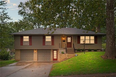 Photo of 9615 W 92nd Terrace, Overland Park, KS 66212 (MLS # 2583589)
