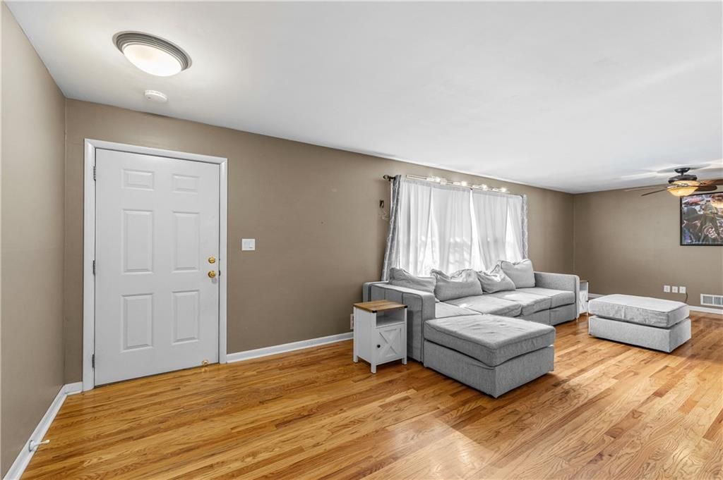 Photo of 300 E 108th Terrace, Kansas City, MO 64114 (MLS # 2608121)