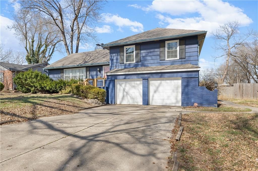 Photo of 300 E 108th Terrace, Kansas City, MO 64114 (MLS # 2608121)