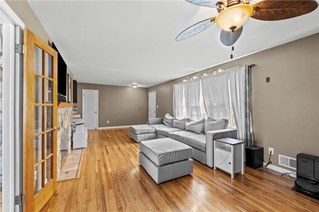 Photo of 300 E 108th Terrace, Kansas City, MO 64114 (MLS # 2608121)