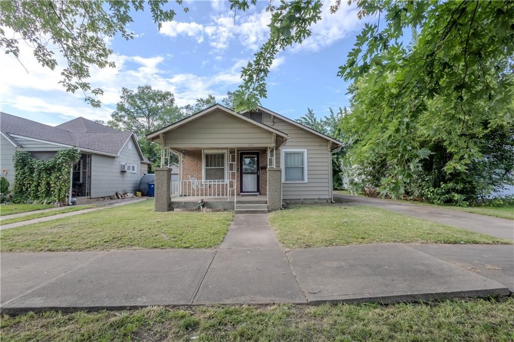 Photo of 1104 W 4th Street, Coffeyville, KS 67337 (MLS # 2590012)