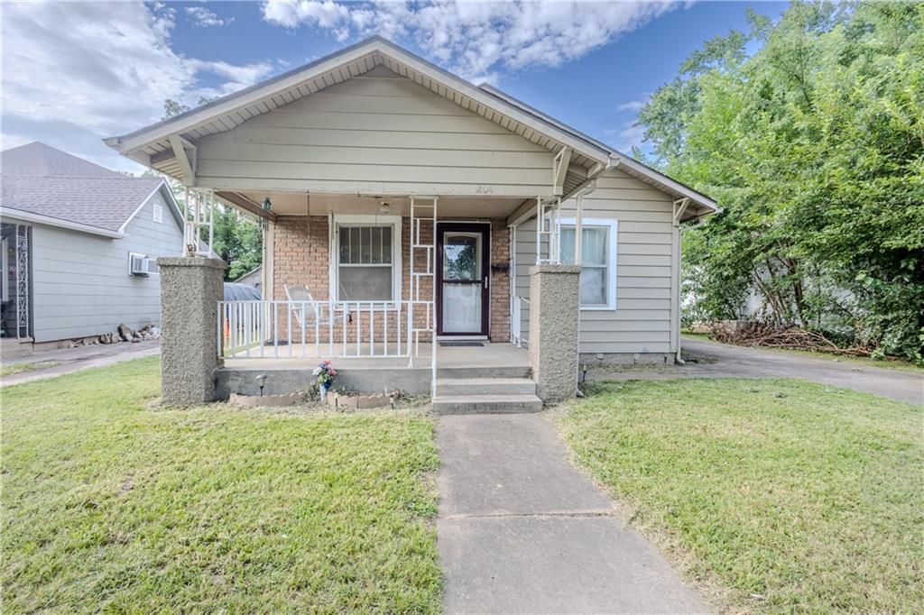 Photo of 1104 W 4th Street, Coffeyville, KS 67337 (MLS # 2590012)