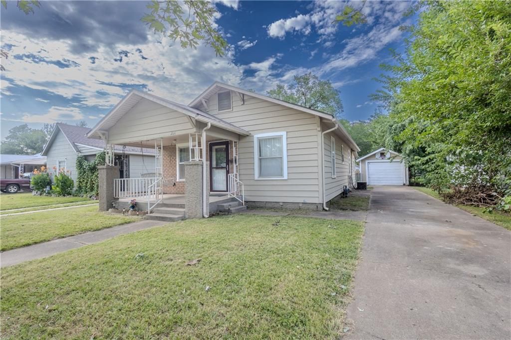 Photo of 1104 W 4th Street, Coffeyville, KS 67337 (MLS # 2590012)
