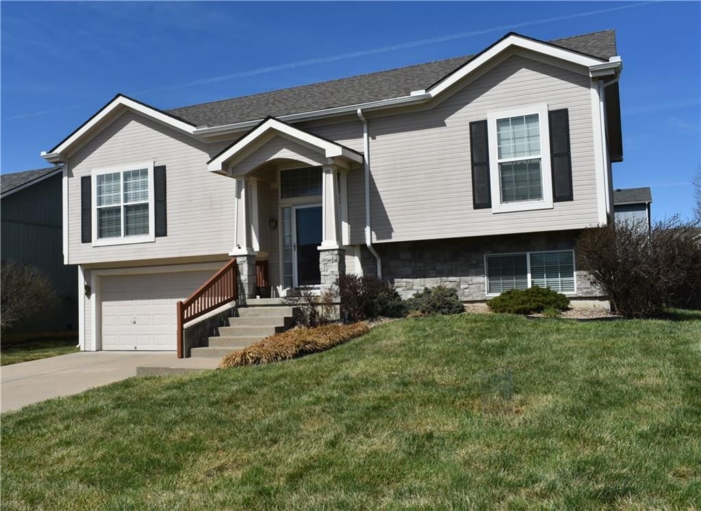 Photo of 804 Glenview Street, Leavenworth, KS 66048 (MLS # 2608842)