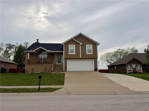 Photo of 706 SW Bobcat Drive, Oak Grove, MO 64075 (MLS # 2615269)