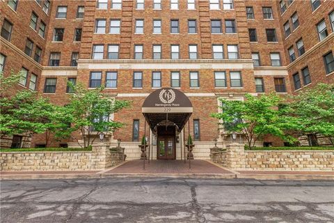 Photo of 229 Ward Parkway #103B, Kansas City, MO 64112 (MLS # 2614181)