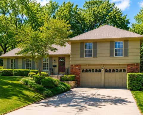 Photo of 9108 W 106th Street, Overland Park, KS 66212 (MLS # 2628850)