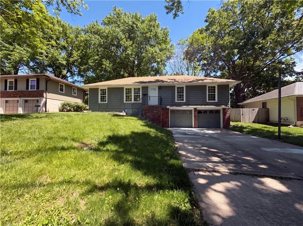 Photo of 3809 S Drumm Avenue, Independence, MO 64055 (MLS # 2618889)
