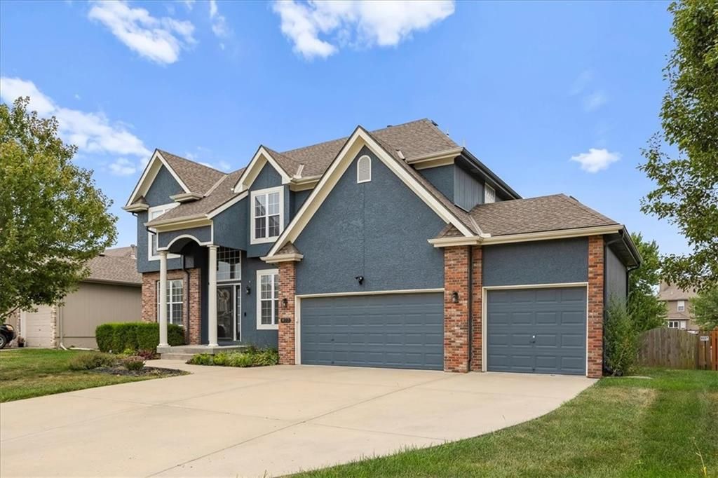 Photo of 977 Wellington Way, Liberty, MO 64068 (MLS # 2574384)