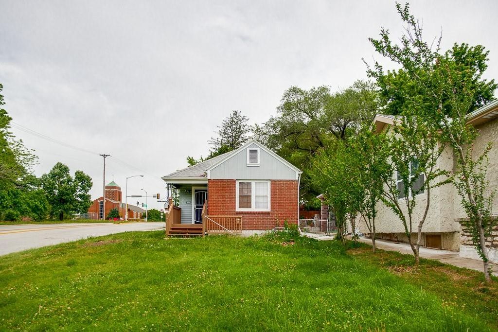 Photo of 2660 Armstrong Avenue, Kansas City, KS 66102 (MLS # 2598539)