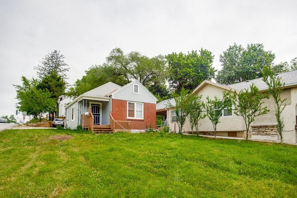 Photo of 2660 Armstrong Avenue, Kansas City, KS 66102 (MLS # 2598539)