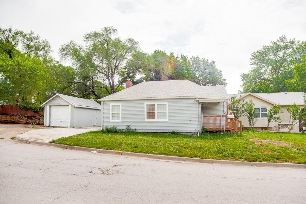 Photo of 2660 Armstrong Avenue, Kansas City, KS 66102 (MLS # 2598539)