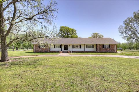 Photo of 710 S Vermont Avenue, Columbus, KS 66725 (MLS # 2616478)