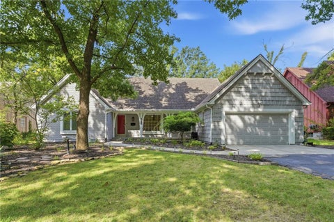 Photo of 9932 Roe Avenue, Overland Park, KS 66207 (MLS # 2647875)