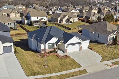 Photo of 1121 SW Brookside Court, Lees Summit, MO 64064 (MLS # 2597472)