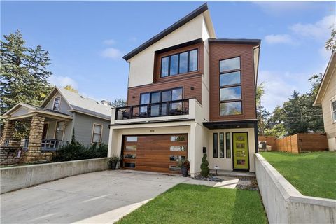 Photo of 1913 W 48th Street, Westwood, KS 66205 (MLS # 2584626)