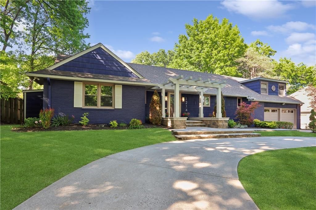 Photo of 1214 W Gregory Boulevard S, Kansas City, MO 64114 (MLS # 2619855)