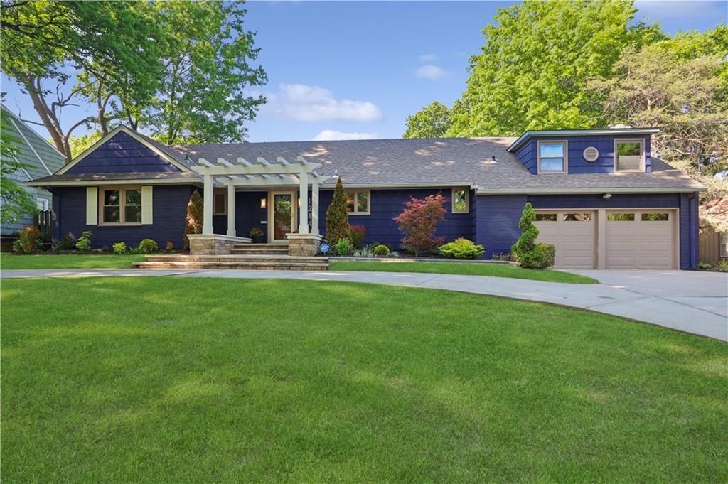 Photo of 1214 W Gregory Boulevard S, Kansas City, MO 64114 (MLS # 2619855)