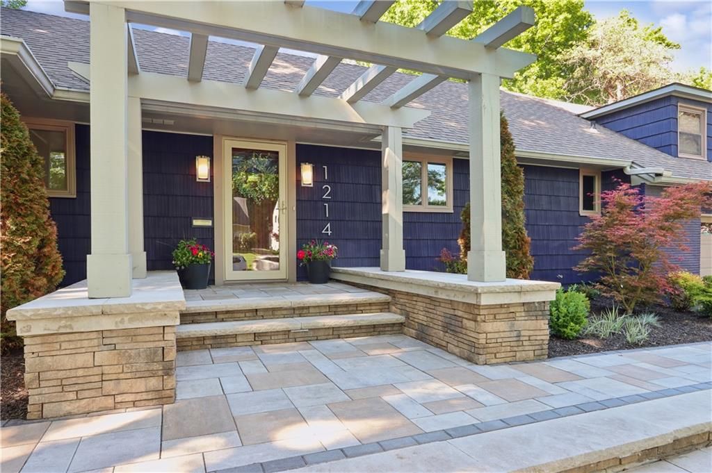 Photo of 1214 W Gregory Boulevard S, Kansas City, MO 64114 (MLS # 2619855)