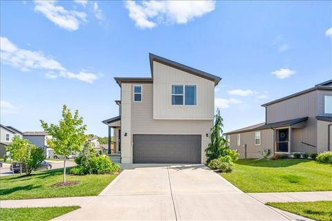 Photo of 13303 W 180th Terrace, Overland Park, KS 66013 (MLS # 2617758)