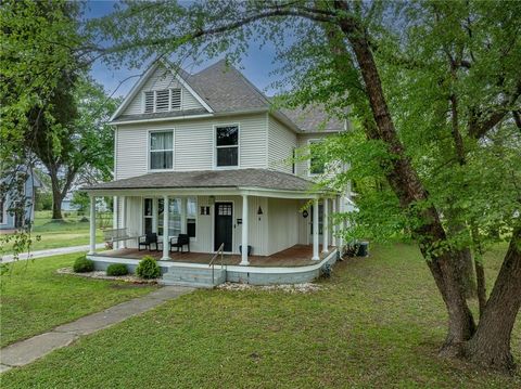 Photo of 618 E Maple Street, Columbus, KS 66725 (MLS # 2616461)