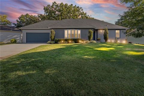 Photo of 10201 Oakridge Drive, Overland Park, KS 66212 (MLS # 2583830)