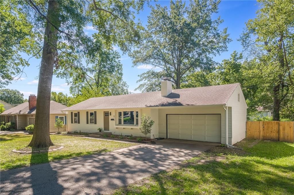 Photo of 619 E 109th Street, Kansas City, MO 64131 (MLS # 2607351)