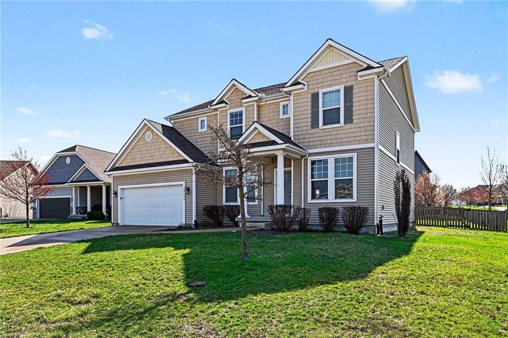 Photo of 23729 W 92nd Terrace, Lenexa, KS 66227 (MLS # 2606038)