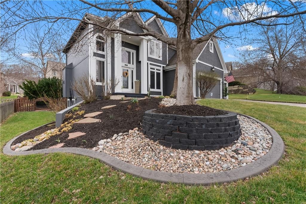 Photo of 5715 NE SAPPHIRE Place, Lees Summit, MO 64064 (MLS # 2608886)