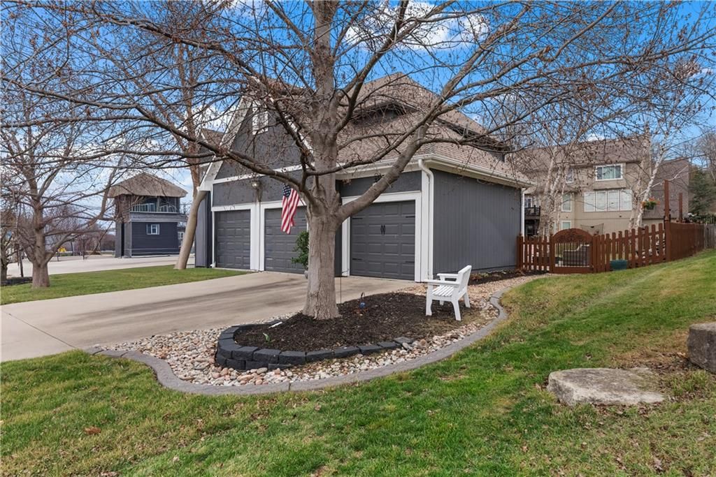Photo of 5715 NE SAPPHIRE Place, Lees Summit, MO 64064 (MLS # 2608886)