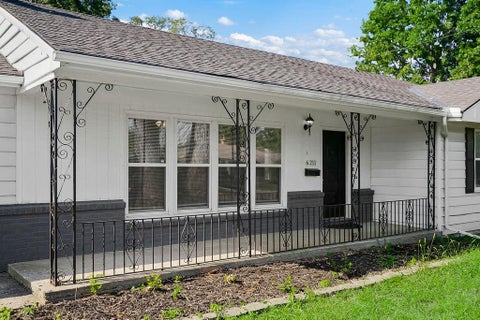 Photo of 6211 E 99th Street, Kansas City, MO 64134 (MLS # 2639409)