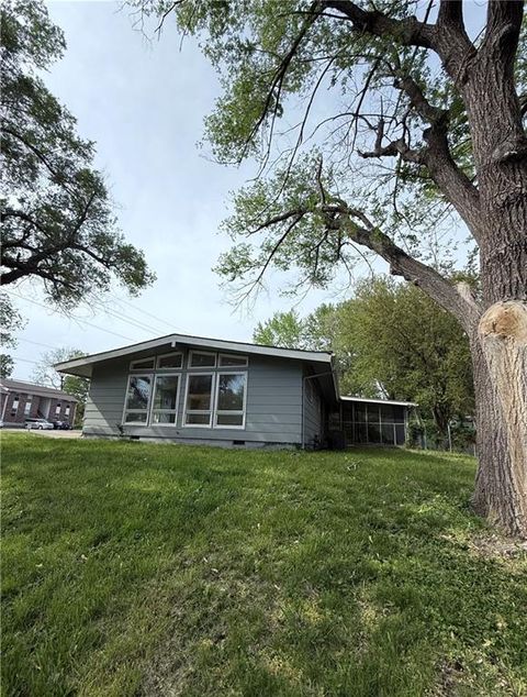 307 Zoll Street, Warrensburg, MO 64093 - #: 2545532