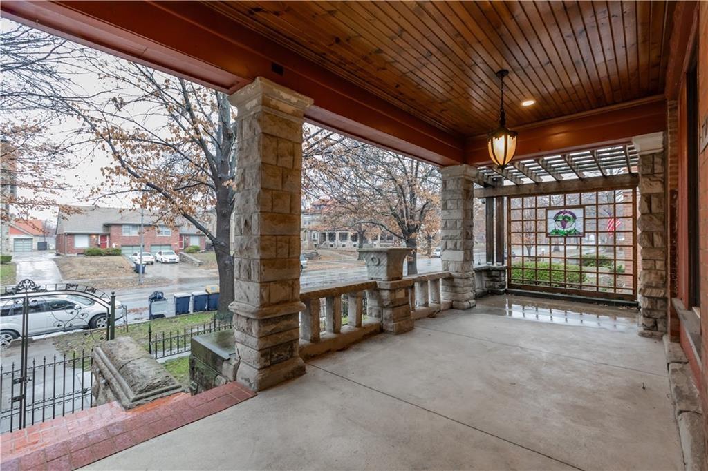 425 Gladstone Boulevard