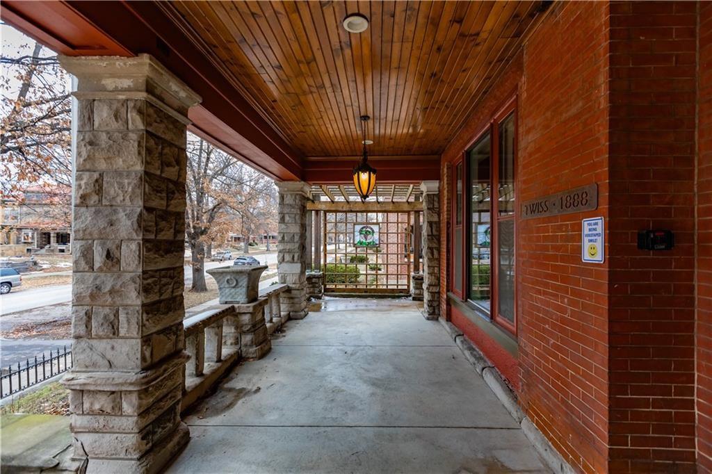 425 Gladstone Boulevard