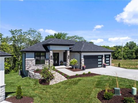 2504 NE Woodland Oak Circle Lee's Summit MO 64086