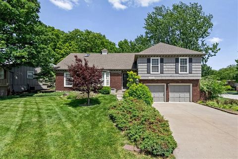 Photo of 9249 Switzer Street, Overland Park, KS 66214 (MLS # 2607421)