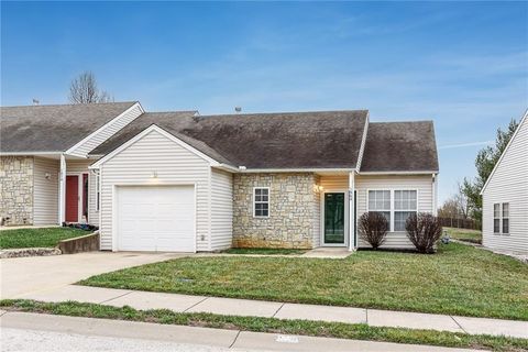 1860 Fall Creek Drive, Tonganoxie, KS 66086 - MLS#: 2605844