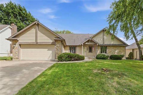 Photo of 1633 NE Thames Drive, Lees Summit, MO 64086 (MLS # 2637856)