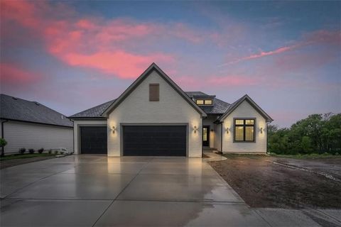 8736 N LEWIS Avenue Kansas City MO 64157