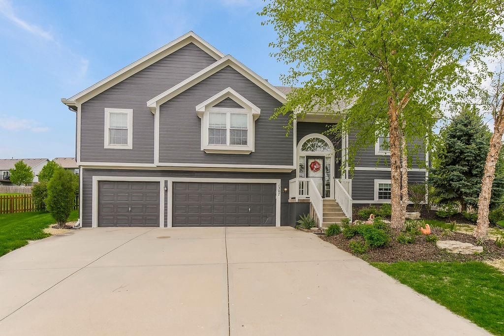 Photo of 1307 Honeysuckle Court, Liberty, MO 64068 (MLS # 2614257)