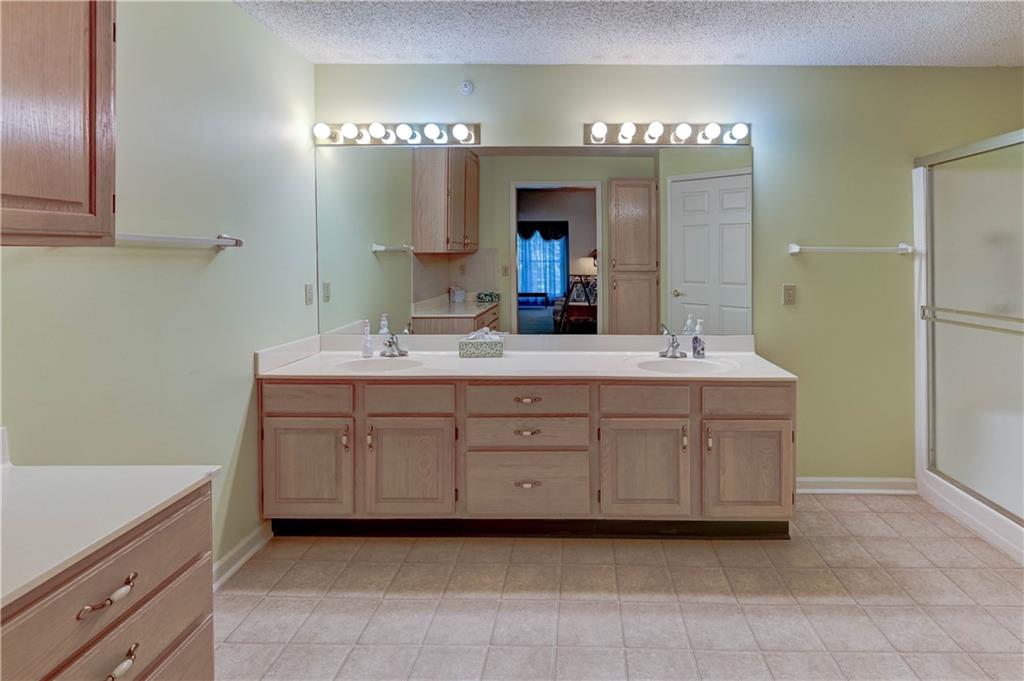 Independence, Missouri 64055, United States, 2 Bedrooms Bedrooms, ,2 BathroomsBathrooms,Residential,Contingent,141026