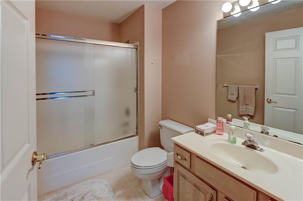 Independence, Missouri 64055, United States, 2 Bedrooms Bedrooms, ,2 BathroomsBathrooms,Residential,Contingent,141026