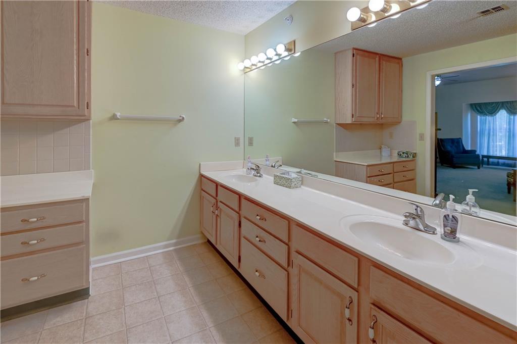 Independence, Missouri 64055, United States, 2 Bedrooms Bedrooms, ,2 BathroomsBathrooms,Residential,Contingent,141026