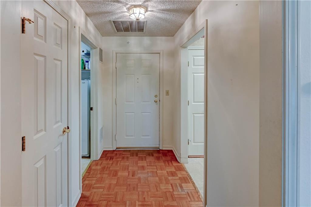 Independence, Missouri 64055, United States, 2 Bedrooms Bedrooms, ,2 BathroomsBathrooms,Residential,Contingent,141026